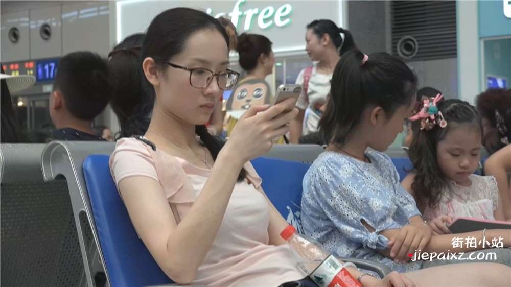 美腿热裤粉T恤美脚丫s妇 [431 MB/WMV]