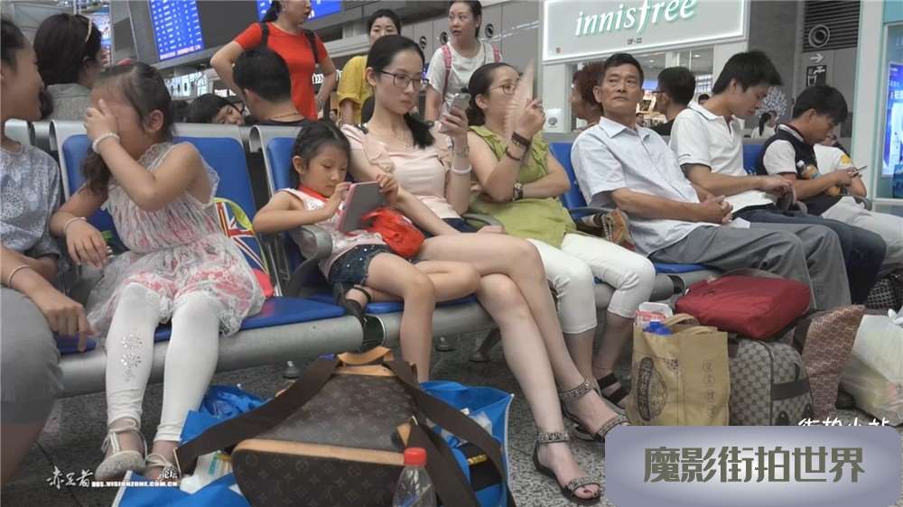 美腿热裤粉T恤美脚丫s妇 [431 MB/WMV]