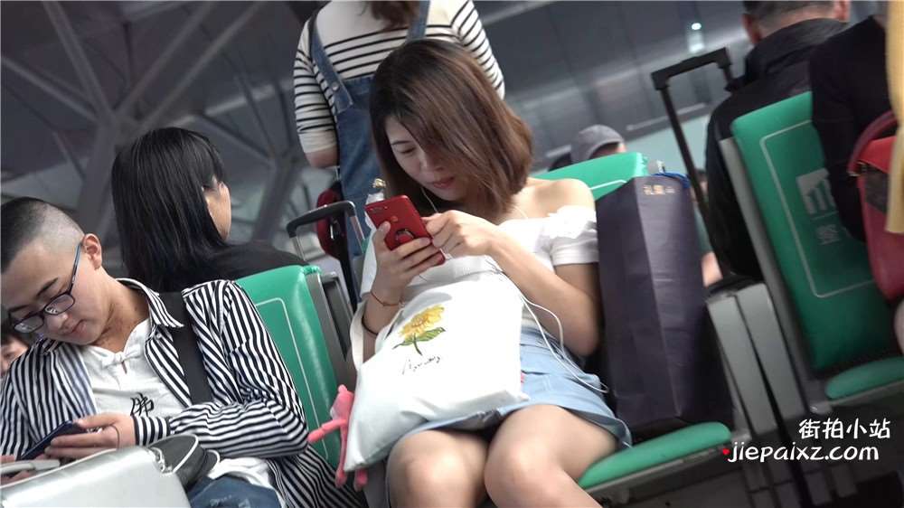 相当气质的美女，美足不错