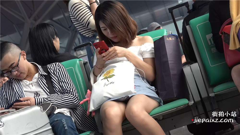 相当气质的美女，美足不错