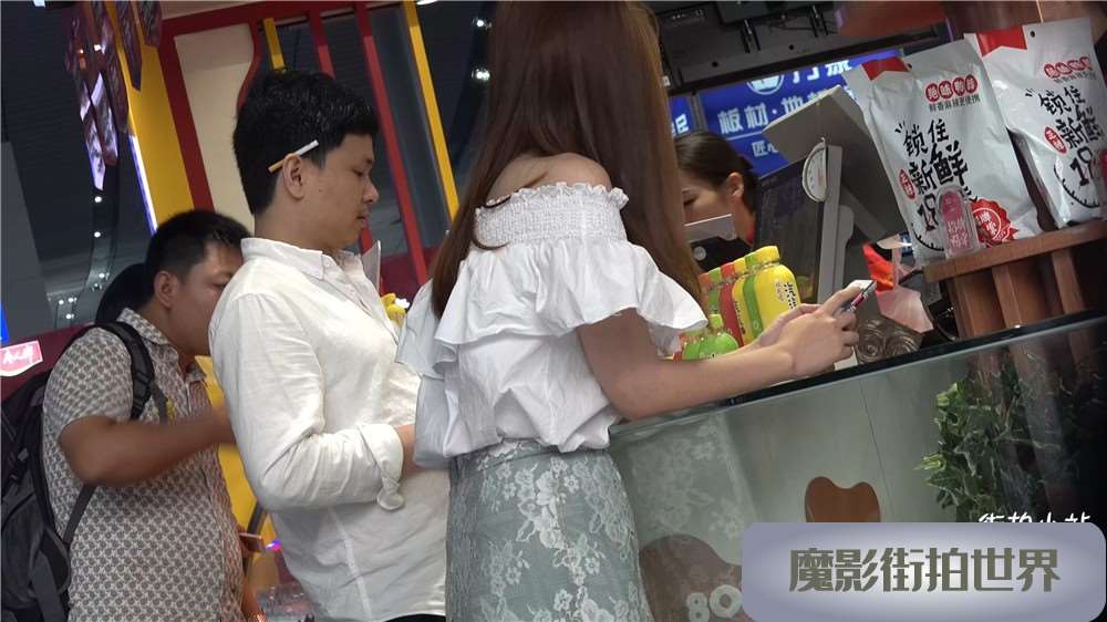 相当气质的美女，美足不错