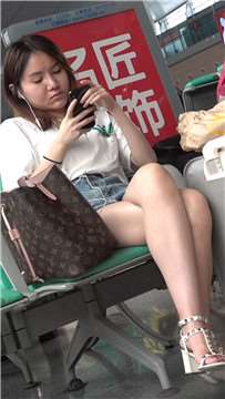 牛仔热裤，街拍凉高跟特写