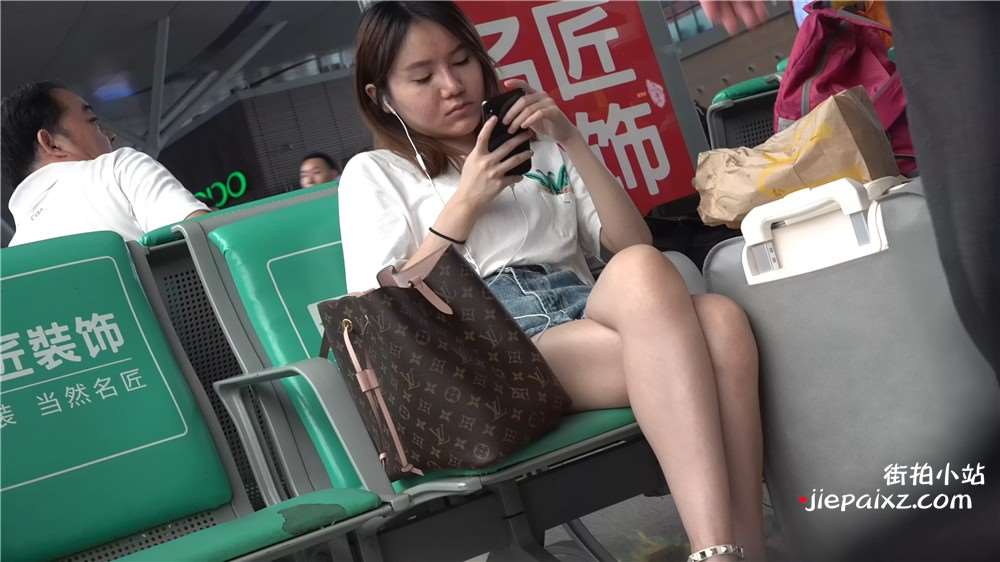 牛仔热裤，街拍凉高跟特写