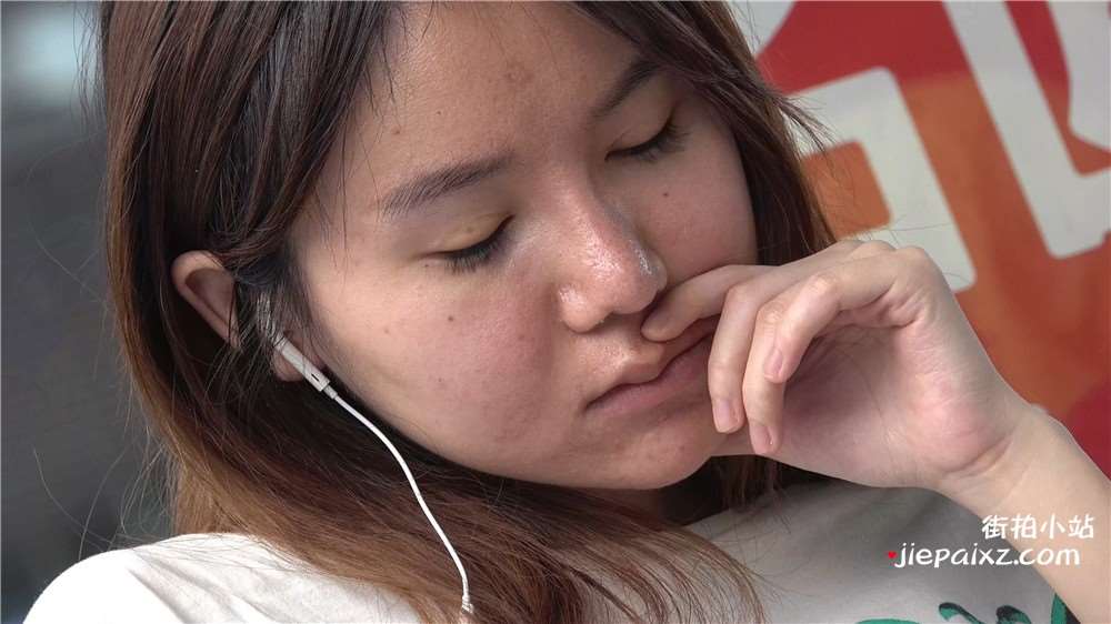 牛仔热裤，街拍凉高跟特写