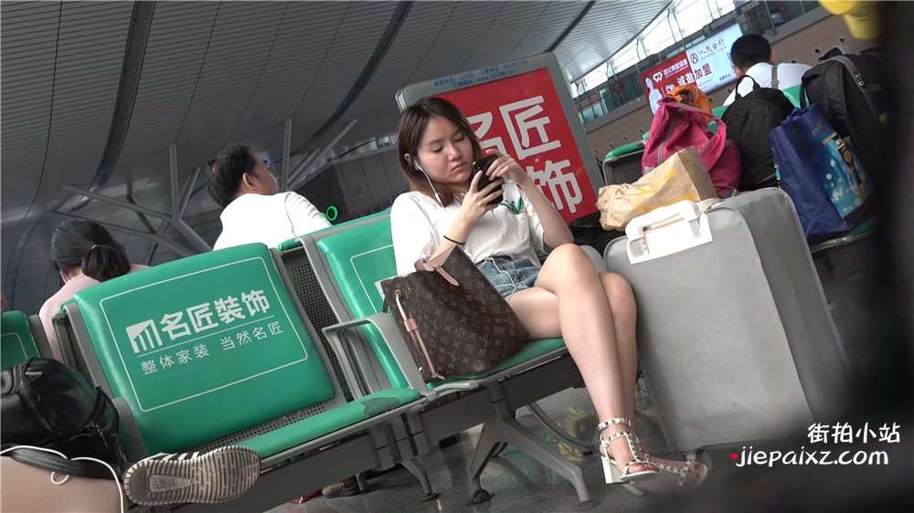 牛仔热裤，街拍凉高跟特写