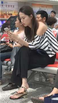鲜嫩的玉足凉高跟气质小姐姐 [239 MB/WMV]