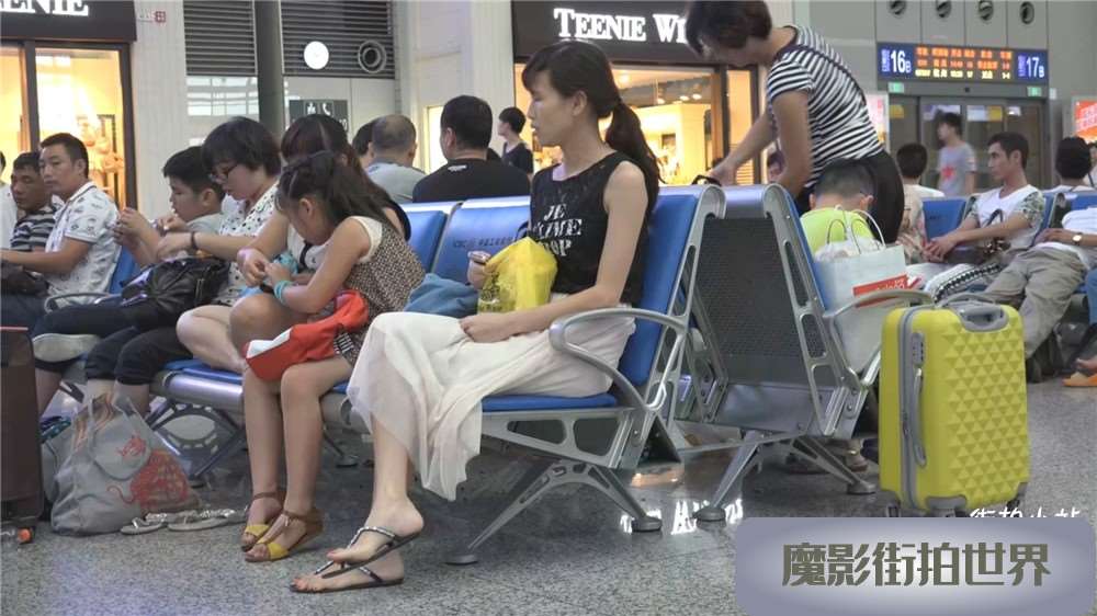 长裙人字拖街拍美足小姐姐 [309 MB/WMV]