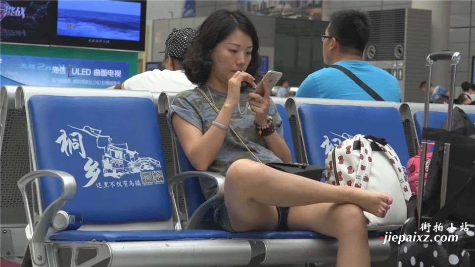 把脚放到行李箱上的妹纸 [226 MB/WMV]