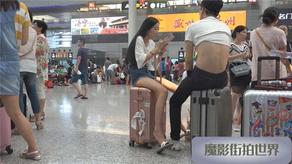 4K - 车站坐姿销魂的热裤美女 [497 MB/WMV]