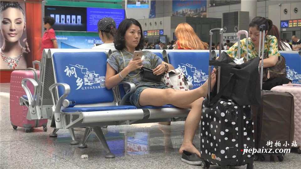 把脚放到行李箱上的妹纸 [226 MB/WMV]