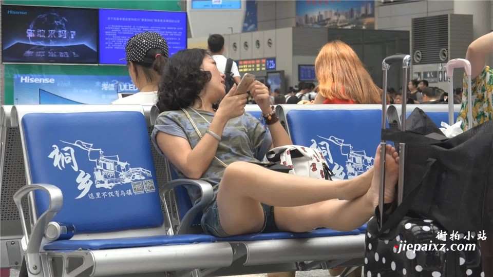 把脚放到行李箱上的妹纸 [226 MB/WMV]
