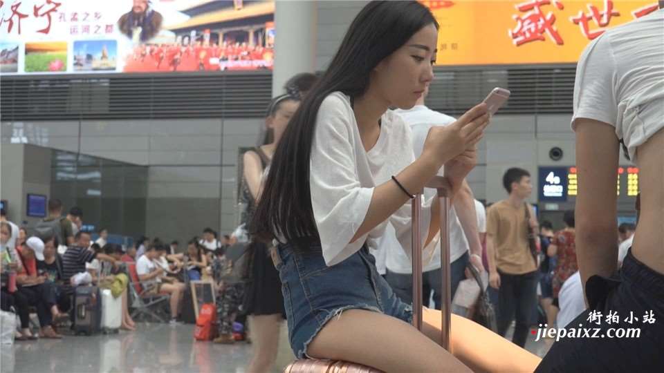 4K - 车站坐姿销魂的热裤美女 [497 MB/WMV]