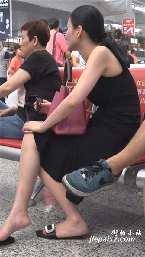 黑色连衣裙美妇 [274 MB/WMV]