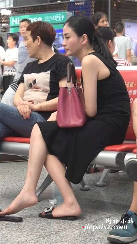 黑色连衣裙美妇 [274 MB/WMV]