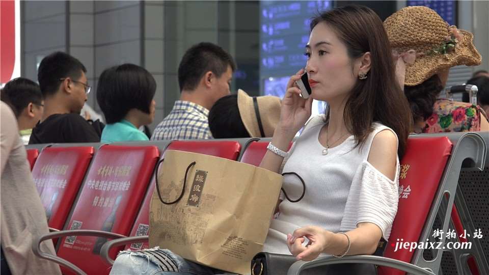 4K 红鞋紧身牛仔超高颜值美足美女 [4.65 GB/MP4]