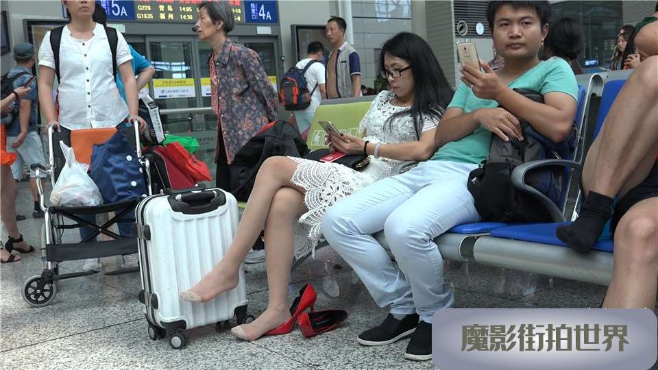 4K 镂空连衣裙大红高跟街拍肉丝美女 [2.60 GB/MP4]