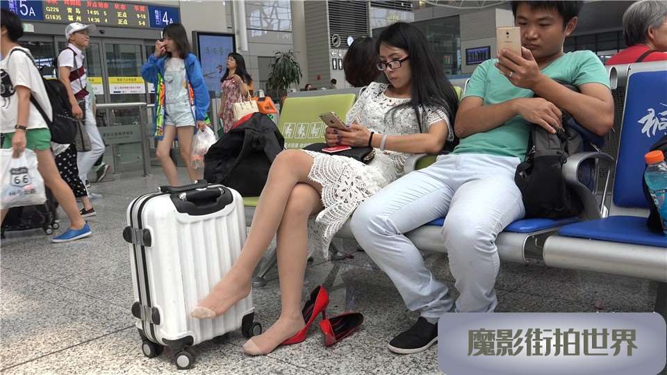4K 镂空连衣裙大红高跟街拍肉丝美女 [2.60 GB/MP4]