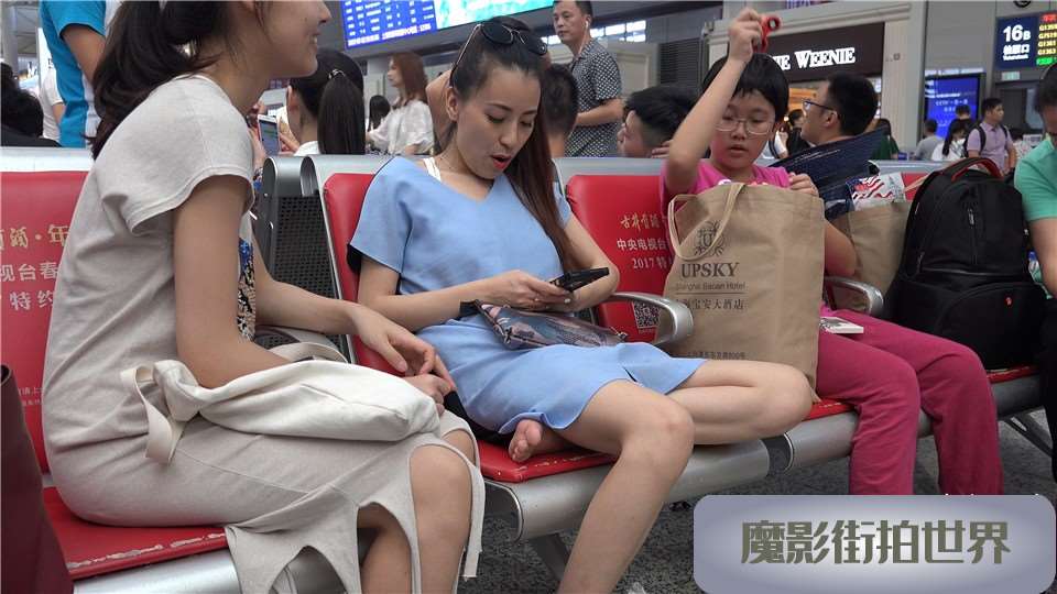 4K 蓝色连衣裙苗条美女的性感鱼嘴凉高跟 [2.09 GB]