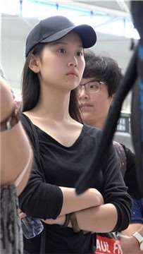 4K 街拍美足罗马鞋热裤鸭舌帽小姐姐 [1.99 GB]