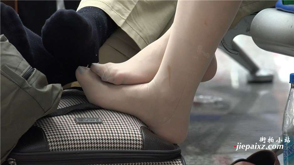 4K - 候车室吃东西晾脚的气质美颜美女 [6.76 GB]