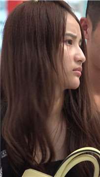 4K - 黑色松糕鞋花裤子盘坐再候车室