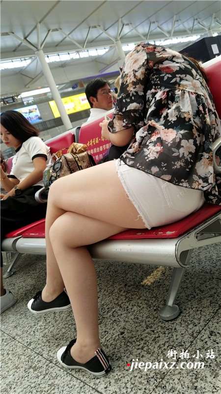 粉嫩白皙玉腿花衬衫小姐姐