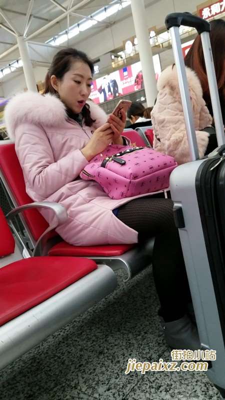 4K很有感觉的粉色羽绒服街拍丝袜大美女