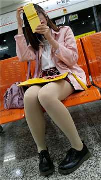 4k-高铁站候车室偶遇小眼睛小妹妹，不断照镜子补补妆。