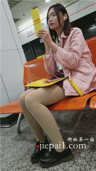 4k-高铁站候车室偶遇小眼睛小妹妹，不断照镜子补补妆。