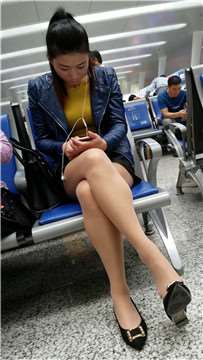 4k-车站候车室拍摄长腿肉丝丰满美少妇，挑鞋功夫不错哦。
