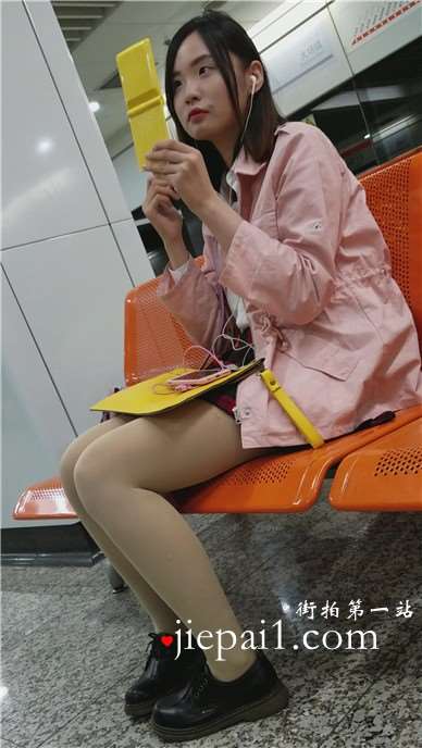 4k-高铁站候车室偶遇小眼睛小妹妹，不断照镜子补补妆。