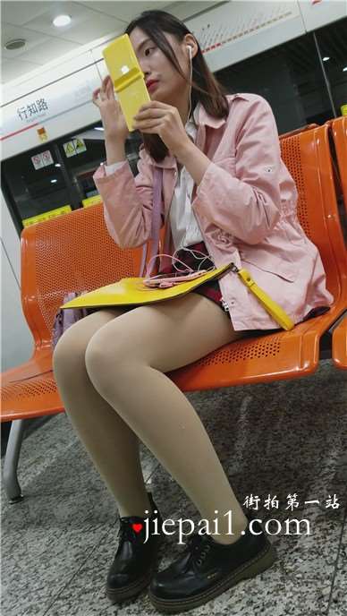 4k-高铁站候车室偶遇小眼睛小妹妹，不断照镜子补补妆。