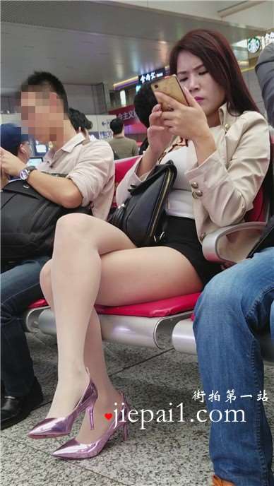 4k-高铁站候车室内的大长腿美女，颜值爆表。