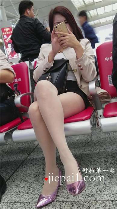 4k-高铁站候车室内的大长腿美女，颜值爆表。