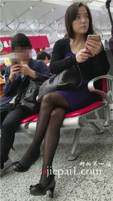 4k-高铁站偶遇黑丝长腿熟女，有点风骚的感觉。