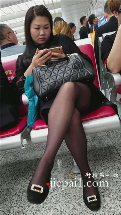 4k-候车室内的美少妇，长腿黑色丝袜太诱人啦。