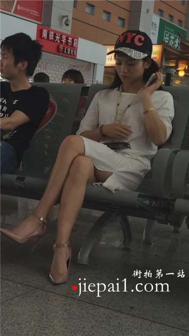 候车室坐对面超美长腿高跟鞋美眉，的确漂亮。