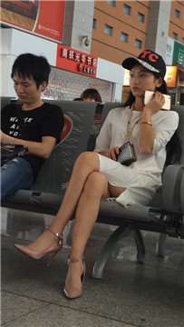候车室坐对面超美长腿高跟鞋美眉，的确漂亮。