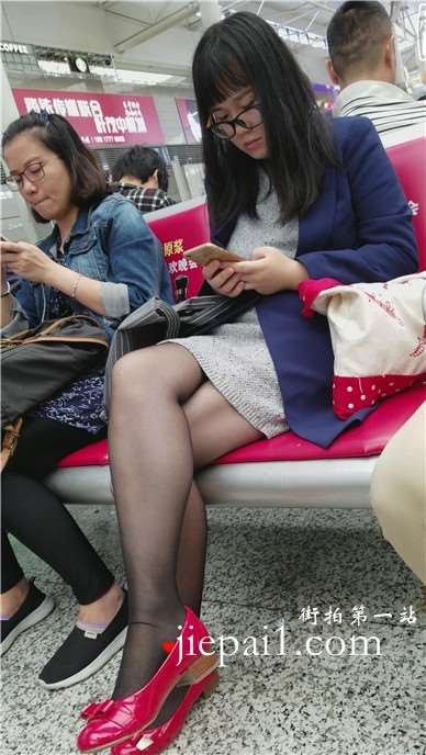 4k-红鞋黑丝眼镜妹，低头玩手机头都不抬一下。