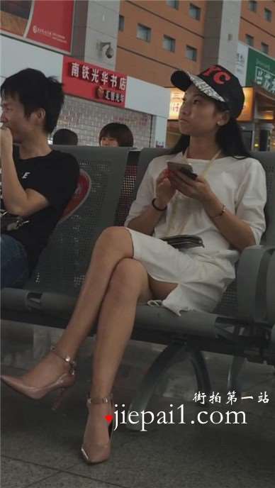 候车室坐对面超美长腿高跟鞋美眉，的确漂亮。