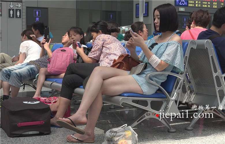 4k-候车室内的美足人字拖妹子，小脚丫很漂亮。
