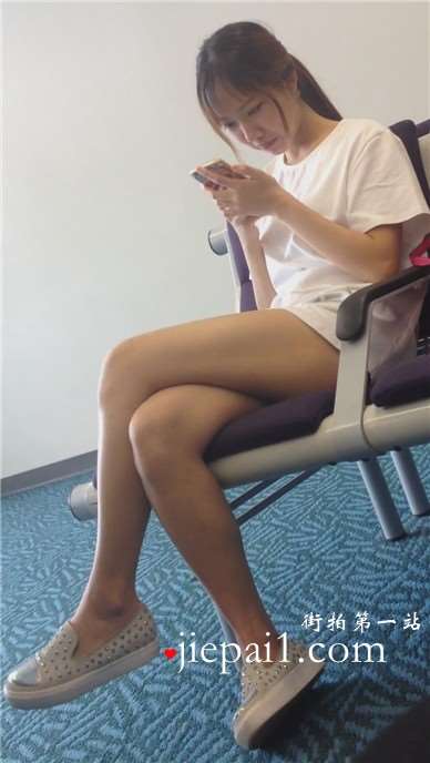 候车室内的甜美清纯美眉，白嫩细腿在她前面有点不淡定...