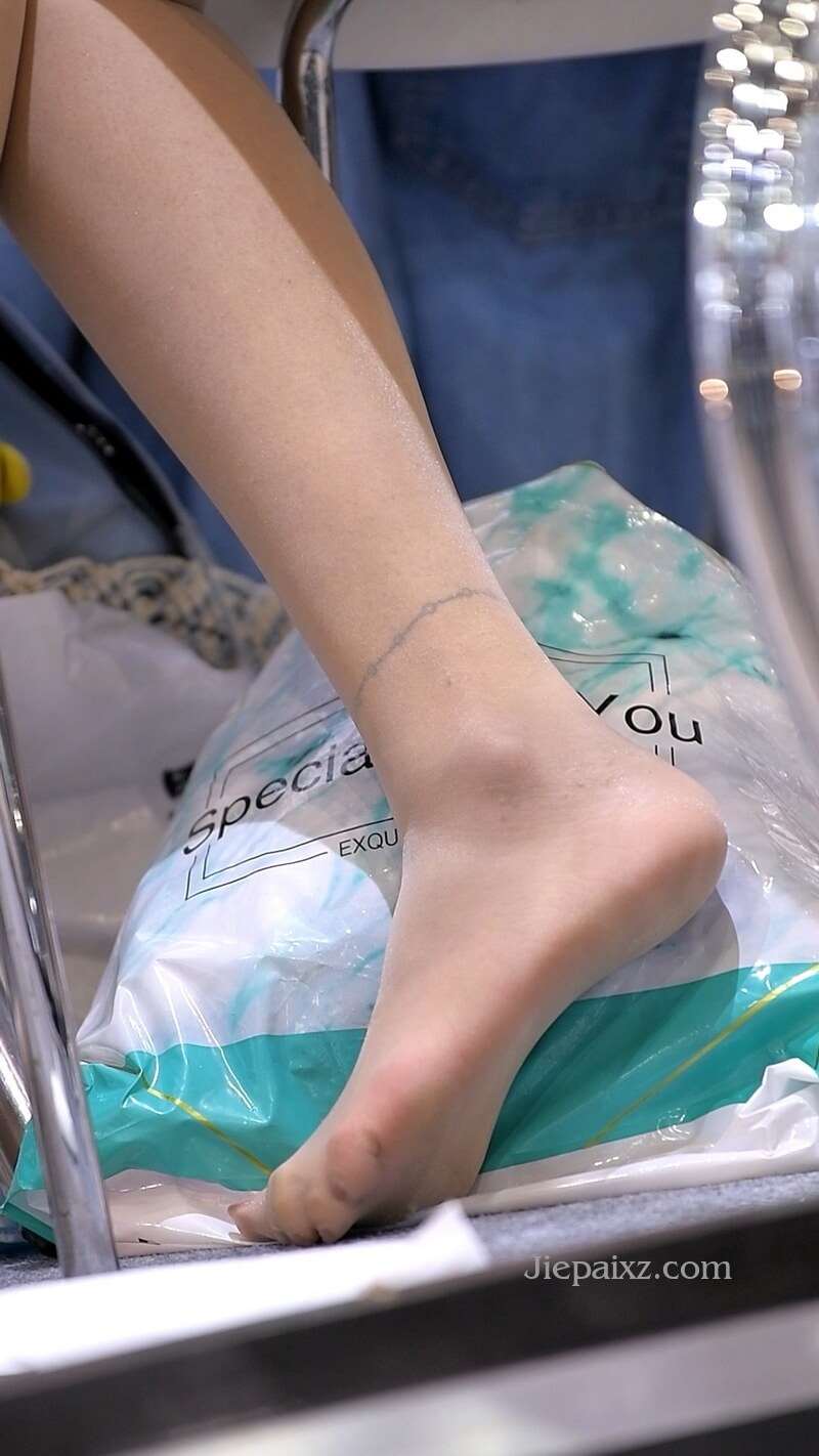 迷人的肉丝高跟女模 [920 MB/2分57秒]