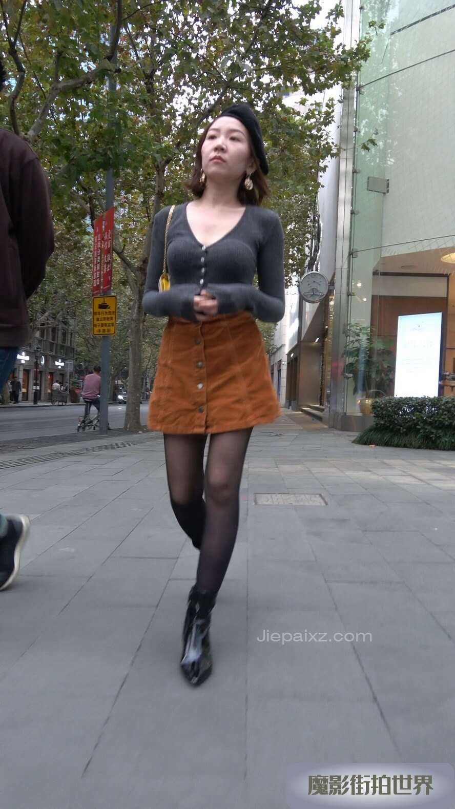 4K - 街拍棕色短裙黑丝美眉 [2.04 GB/MP4]