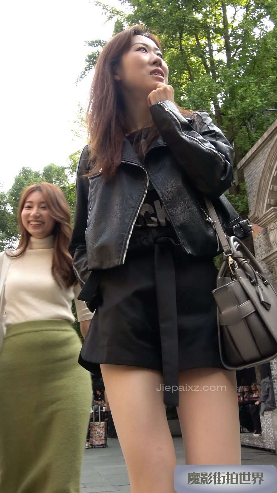 4K - 这大长腿穿上肉丝袜简直太完美了 [1.93 GB/MP4]