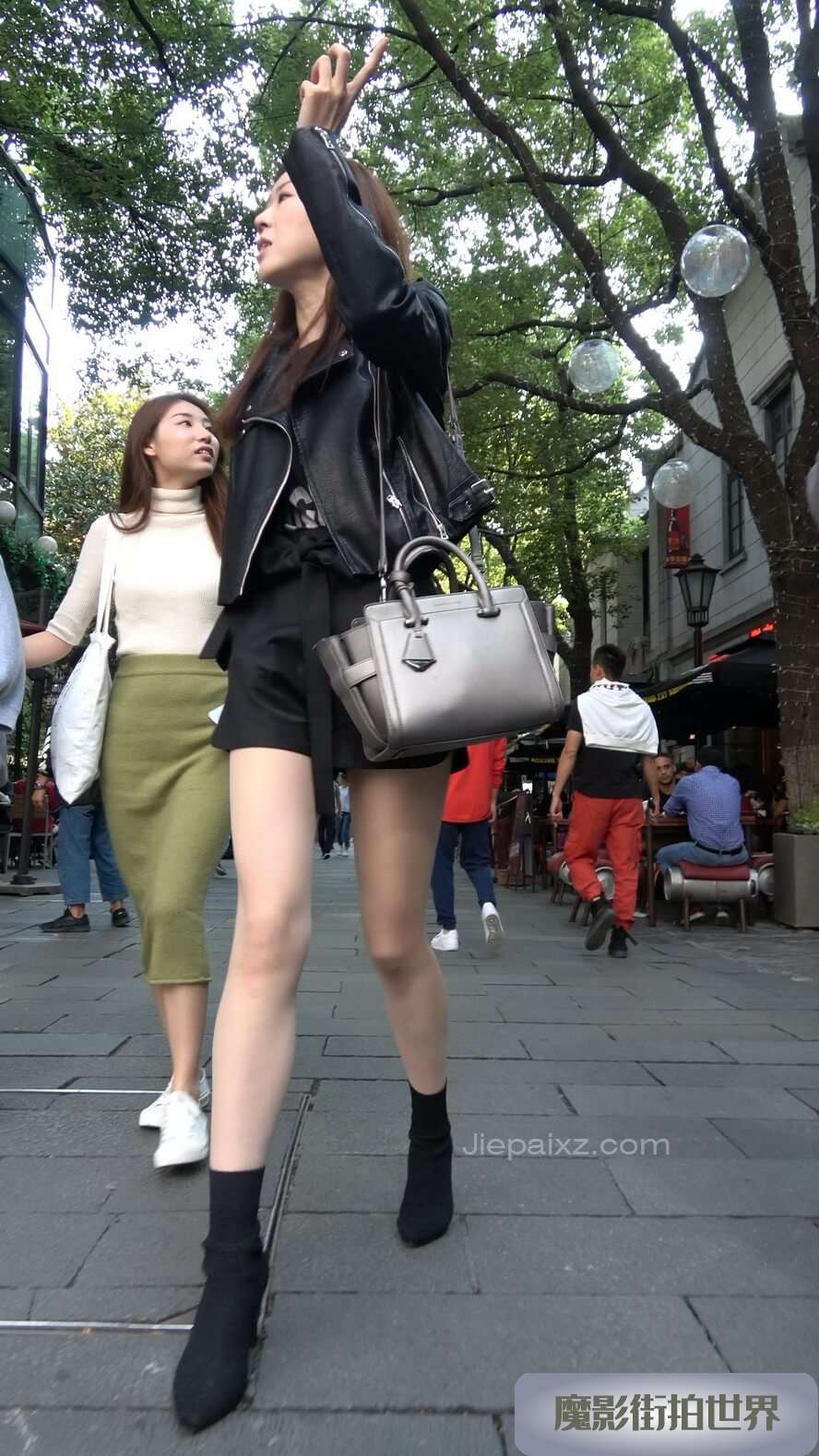 4K - 这大长腿穿上肉丝袜简直太完美了 [1.93 GB/MP4]