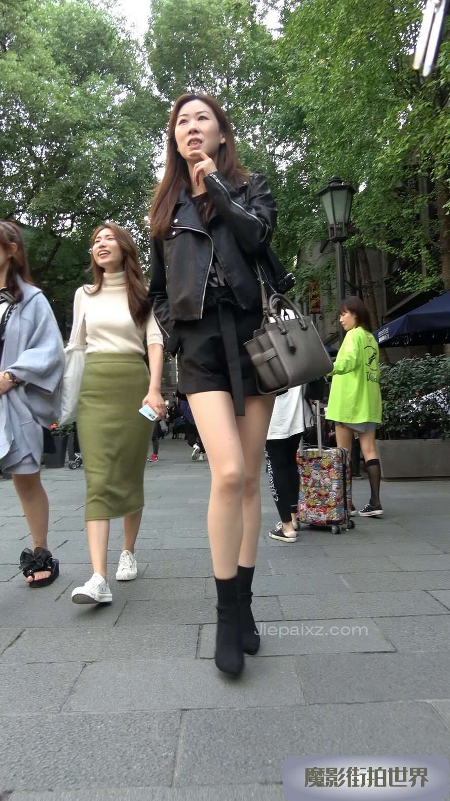4K - 这大长腿穿上肉丝袜简直太完美了 [1.93 GB/MP4]