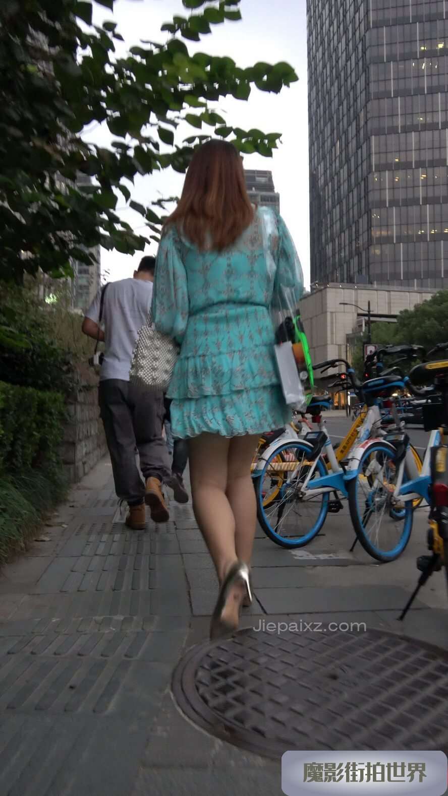 4K - 街拍拼接裙性感高跟美妇 [850 MB/MP4]