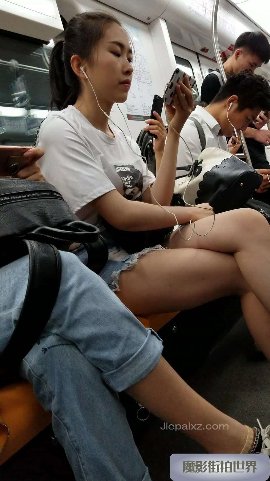 4K - 地铁上的美腿青春女孩 [1.63 GB/MP4]