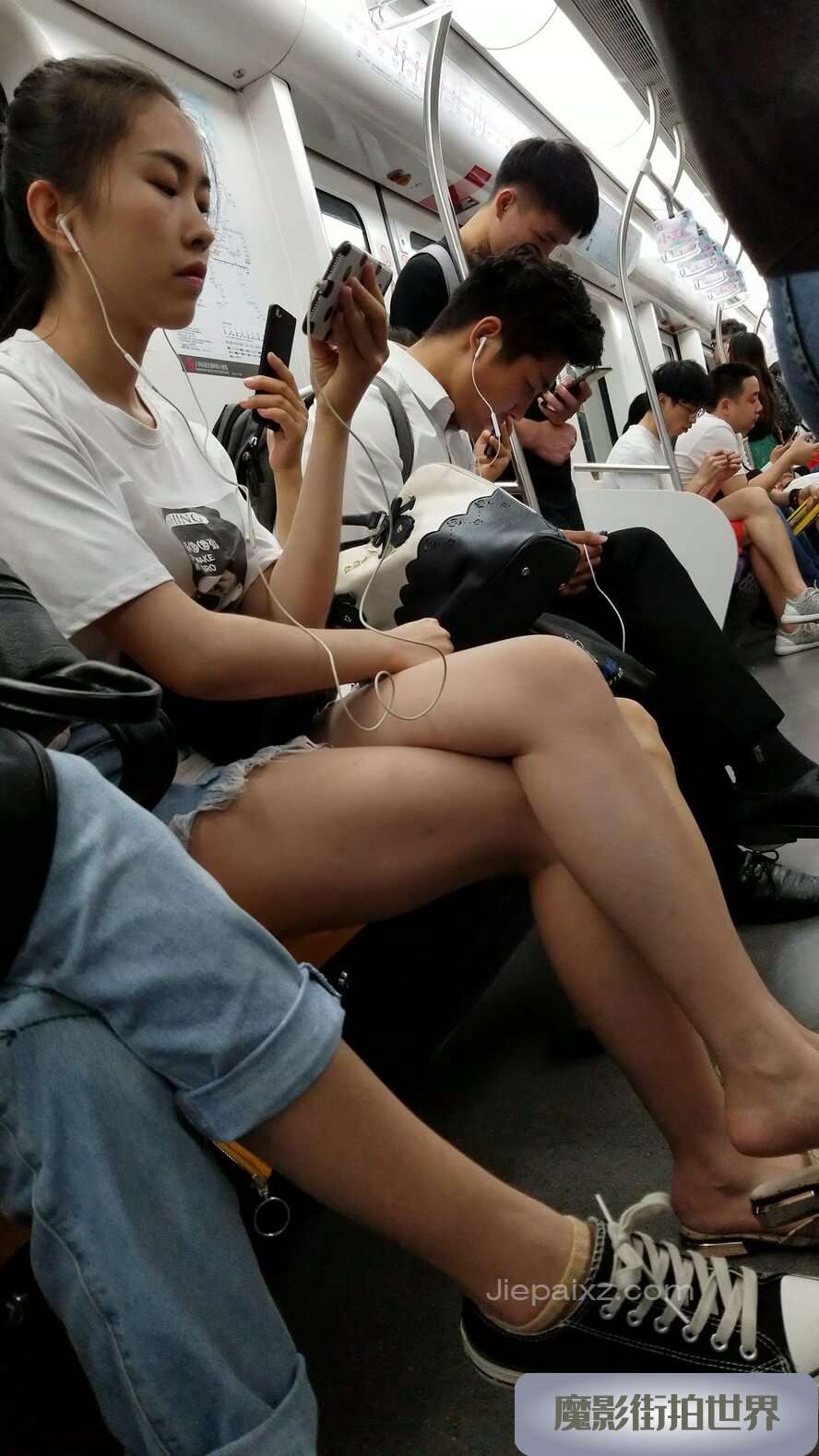 4K - 地铁上的美腿青春女孩 [1.63 GB/MP4]